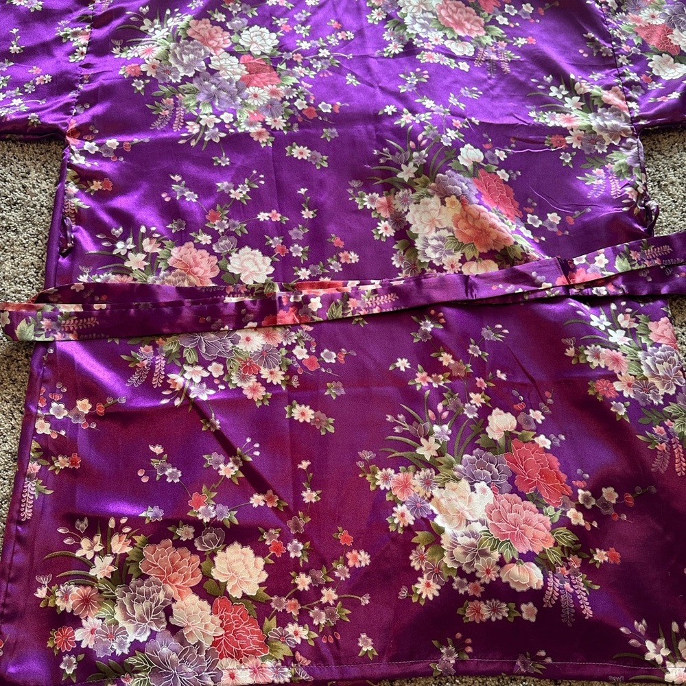 Satin robe - Picture 4 of 6